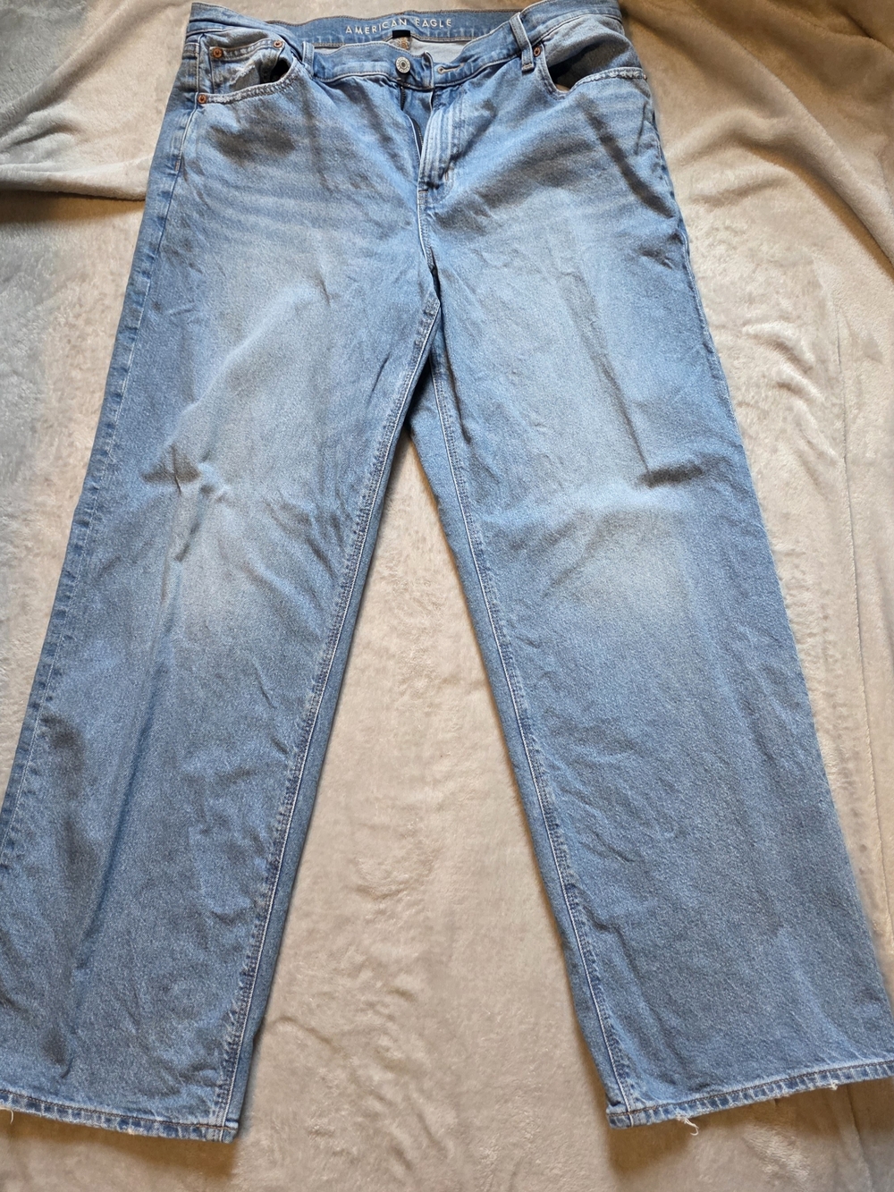 American Eagle Outfitters Women's Straight Jeans in Light Blue Wash Like New - Picture 2 of 5